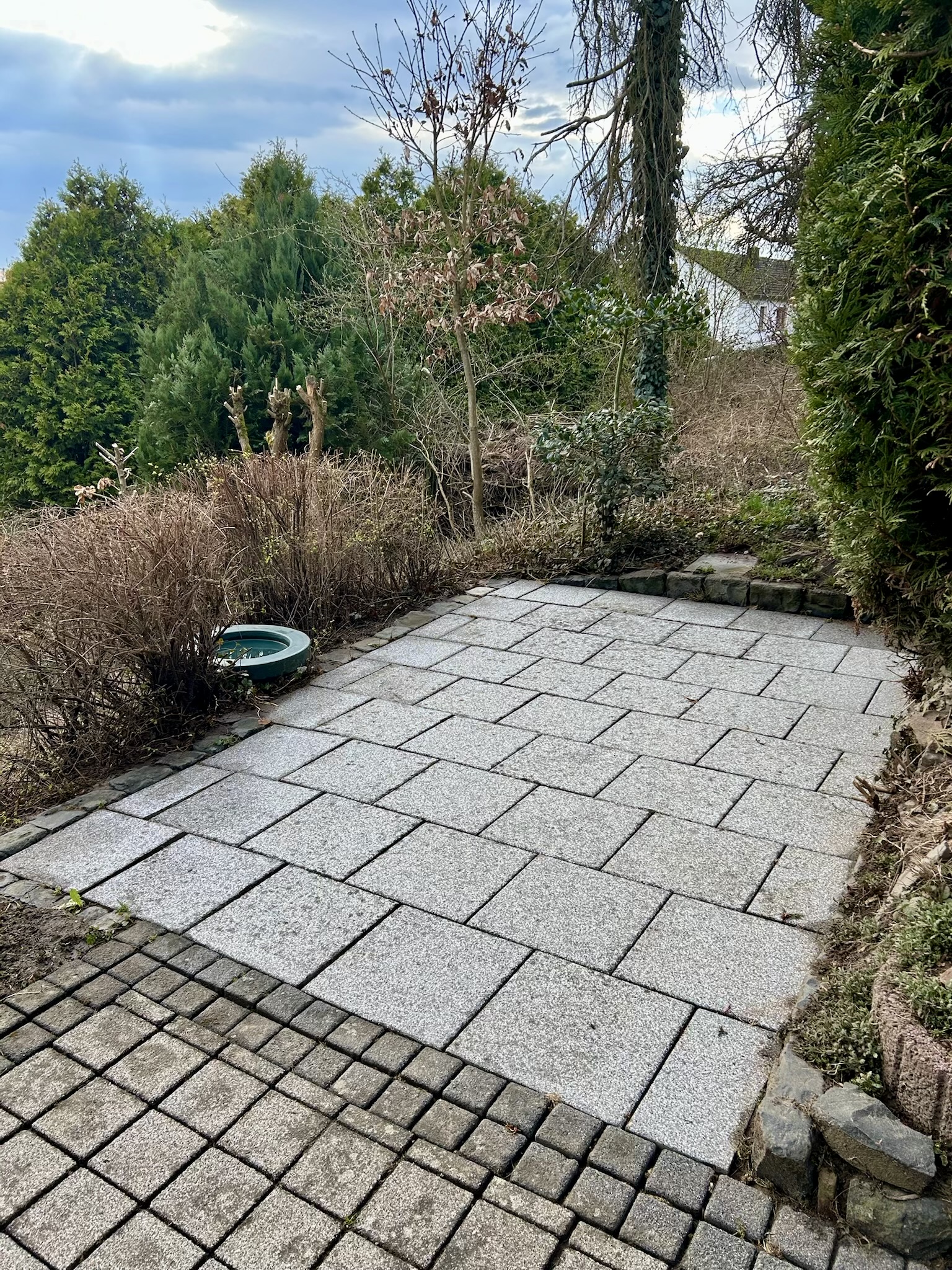 Saubere Terrasse nach Pflegearbeiten